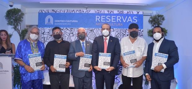 Dagoberto Tejeda, Carlos Andújar, Wilson Rodríguez, Francisco Elías, Freddy Ginebra, director de Casa de Teatro, y Mijail Peralta, presentan la revista Reservas. Arte y cultura, del Centro Cultural Banreservas.