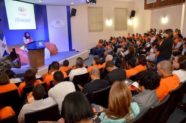 La directora Interinstitucional de Recursos Humanos de la Vicepresidencia, Nereida Rodríguez, explica a los colaboradores de la Vicepresidencia y de las entidades que componen el Gabinete de Coordinación de Políticas Sociales (GCPS) los objetivos de la campaña “100% Iguales”.