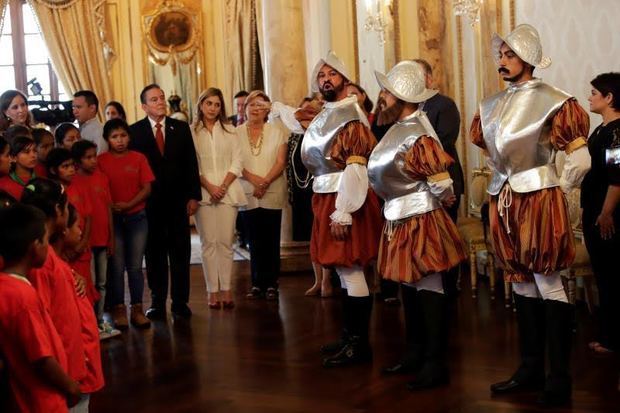 El presidente de Panamá, Laurentino Cortizo, y su esposa, la primera dama Yazmín Colón de Cortizo, abrieron este martes el Palacio presidencial de las Garzas a más de un centenar de niños para que conocieran la historia de esta 'casa del pueblo'.