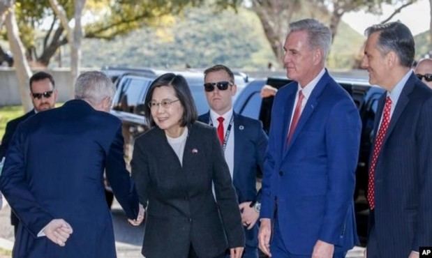 Presidenta de Taiwán, Tsai Ing-Wen recibida por el Presidente de la cámara de Representantes Kevin McCarthy.