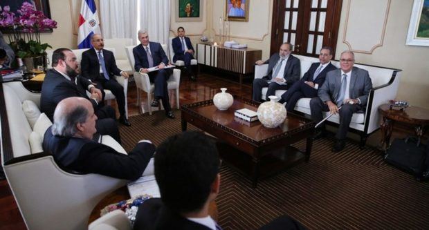 Presidente reunido con funcionarios. 