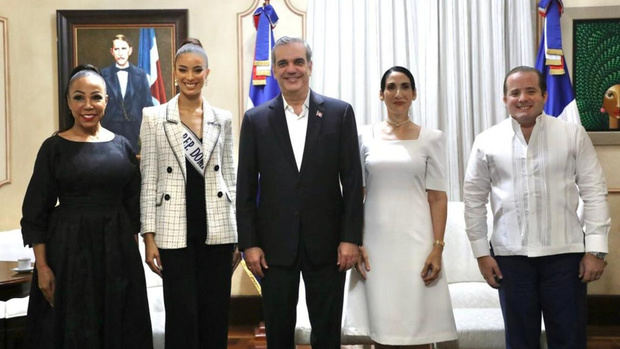 Magali Febles, Andreína Martínez, Presidente Luis Abinader, Raquel Arbaje y José Ignacio Paliza.