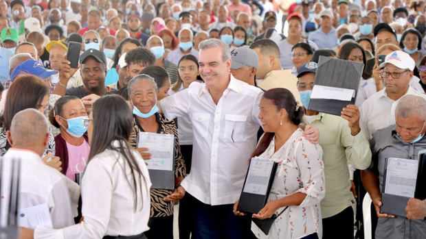 El Presidente Luis Abinader se trasladará este sábado 30 de julio al municipio de Juan Santiago, perteneciente a la provincia Elías Piña, donde agotará una agenda en la que dejará iniciados los trabajos de construcción de la carretera El Cercado - Juan Santiago - Hondo Valle, se reunirá con productores, entregará títulos de propiedad y otorgará préstamos a emprendedores.