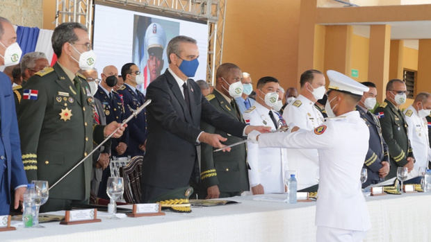 Presidente Abinader entrega título a oficial al completar sus estudios en la Licenciatura de Ciencias Militares.