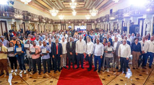 Presidente Abinader entrega ayuda directa a 360 productores afectados por huracán Fiona