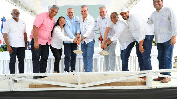 En visita a Nagua, Presidente Abinader anuncia ayuda sector agropecuario, construcción carretera Los Memisos e intervención de ríos.