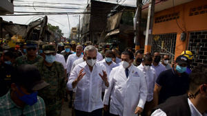 Presidente Abinader visita zonas afectadas por explosión en San Cristóbal y asegura a familias apoyo del Gobierno