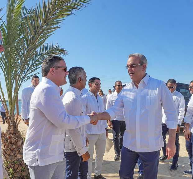 Presidente Abinader saluda al director de Portuaria, Jean Luis Rodríguez.