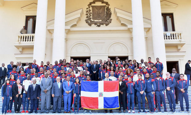 Presidente Medina entrega la Bandera a la Delegación Lima 2019.