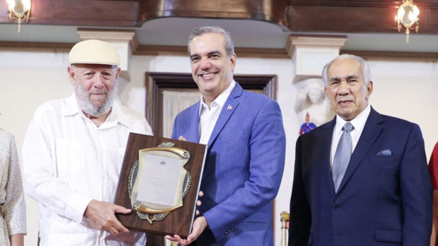 Freddy Ginebra, Presidente Luis Abinader y José García Ramírez, director del CONAPE.