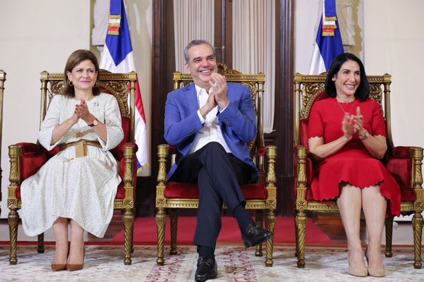 Presidente Luis Abinader al centro , a su  derecha  Raquel Arbaje, Primera Dama y la Vicepresidenta  Raquel .Peña.