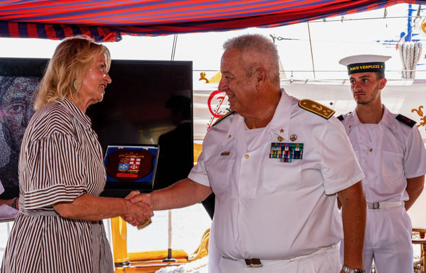 Presidenta de Visionando Antonella Succi recibe una placa del Almirante Antonio Natale