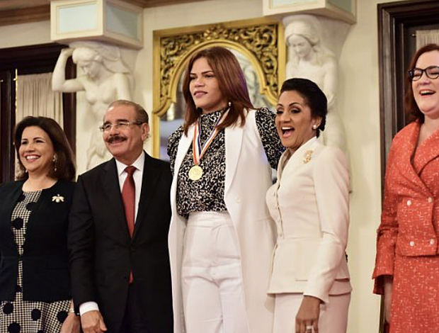 La vicepresidenta Margarita Cedeño de Fernández junto a la ganadora de Medalla al Mérito de la Mujer Dominicana 2020, Priscilla Rivera, Presidente Danilo Medina, Cándida Montilla de Medina y la Ministra Janet Camilo.