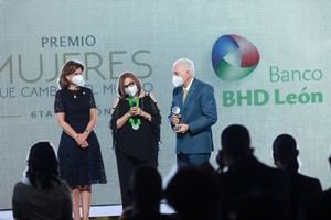 BHD León entrega premio "Mujeres que Cambian el Mundo"