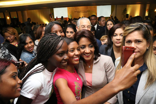 La Primera Dama aseguró que las leyes nacionales respaldan la lucha de las mujeres