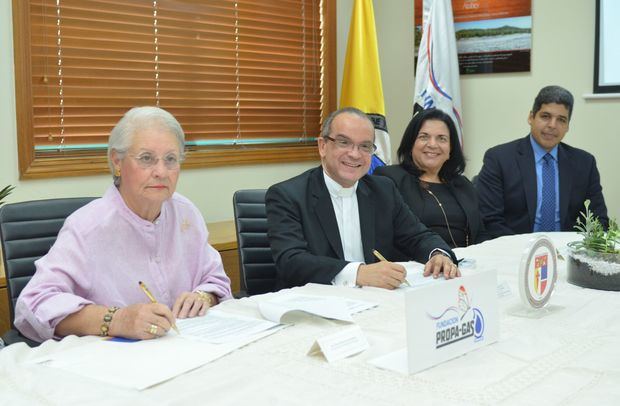  Doña Pirigua Bonetti de Santana  Reverendo Padre Ramón Alfredo de la  Cruz. y Sarah González