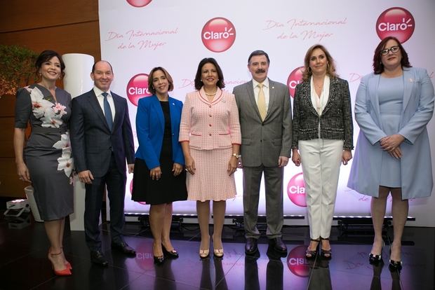 Gerty Valerio, Omar Acosta, Mercedes Canalda, Margarita Cedeño, Rogelio Viesca, Mara García y Janet Camilo.