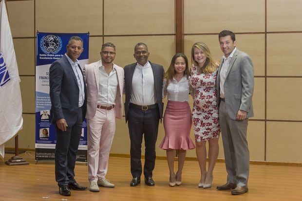 Principal Juan Sánchez, Wise Panda, Frank Rodríguez Melo, Laura Minyetty, Michelle Páez y Camilo Palacio.