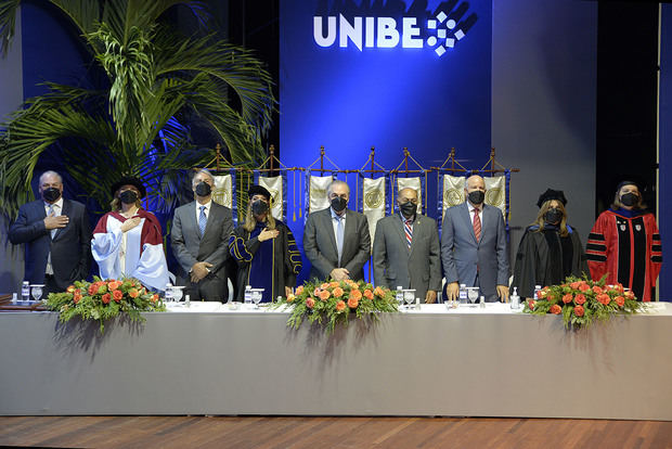 . Miembros del Consejo Regente y autoridades de Unibe en la mesa principal durante el evento.