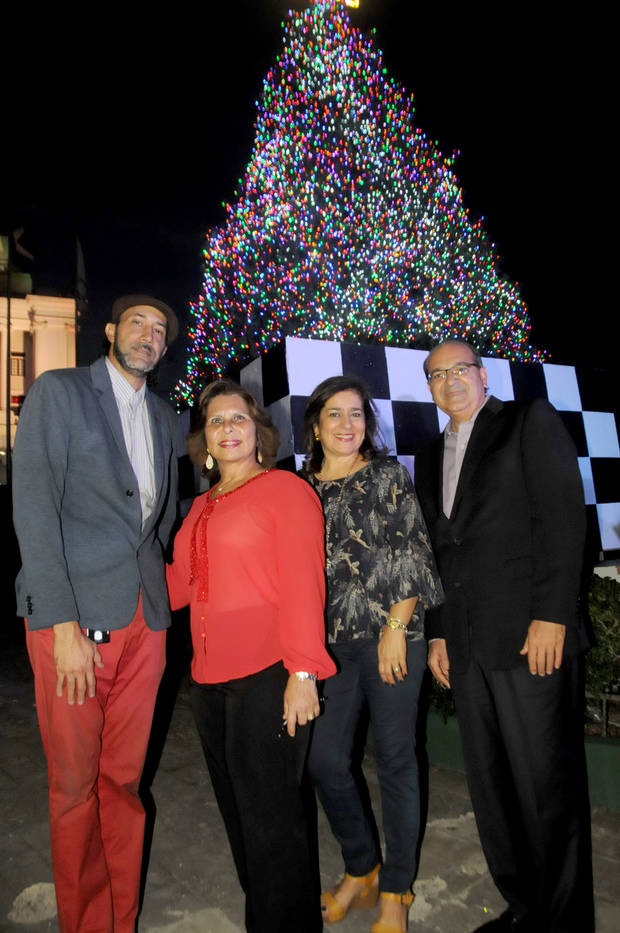 Cruz Amalia Rodríguez   realizó el encendido del árbol.