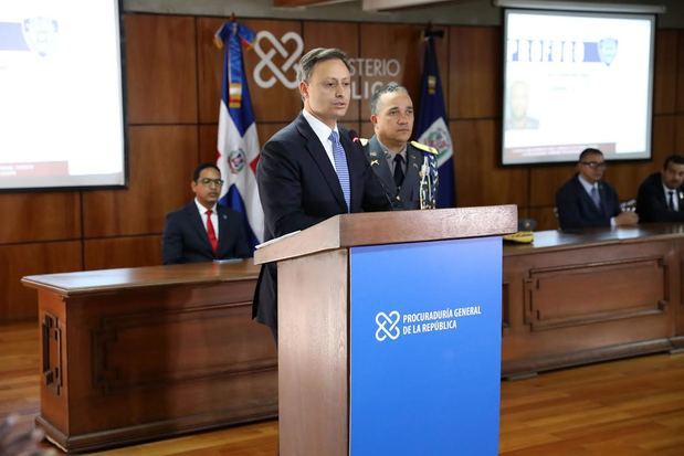 El procurador Jean Rodríguez y el mayor general Ney Aldrin Bautista durante la rueda de prensa en la Procuraduría General de la República.