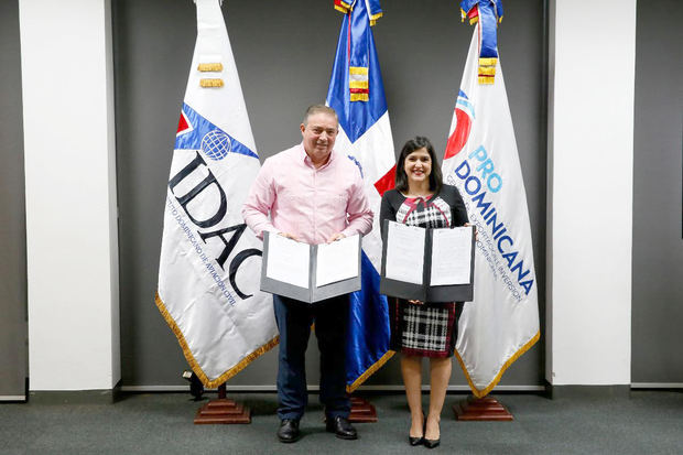 Director general interino del IDAC, Héctor Porcella y la directora de ProDominicana, Biviana Riveiro Disla.