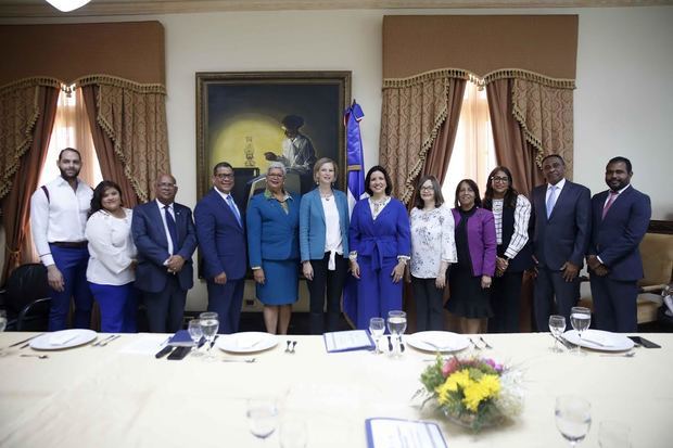 La vicepresidenta Margarita Cedeño junto a la nueva representante en el país del Programa de las Naciones Unidas para el Desarrollo (PNUD),  Inka Mattila. En la foto figuran los directores que conforman las diferentes instituciones que coordina la Vicemandataria desde el Gabinete Social.