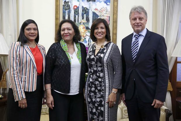 La vicepresidenta Margarita Cedeño recibió en su despacho del Palacio Nacional a la directora regional para el Caribe del Banco Mundial (BM), Tahseen Sayed Khan; al representante de ese organismo en el país, Alessandro Legrottaglie; y la gerente del Proyecto Integrado de Promoción y Protección Social del BM, Miriam Montenegro.