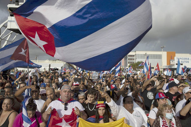 Inéditas protestas que estallaron en la isla.