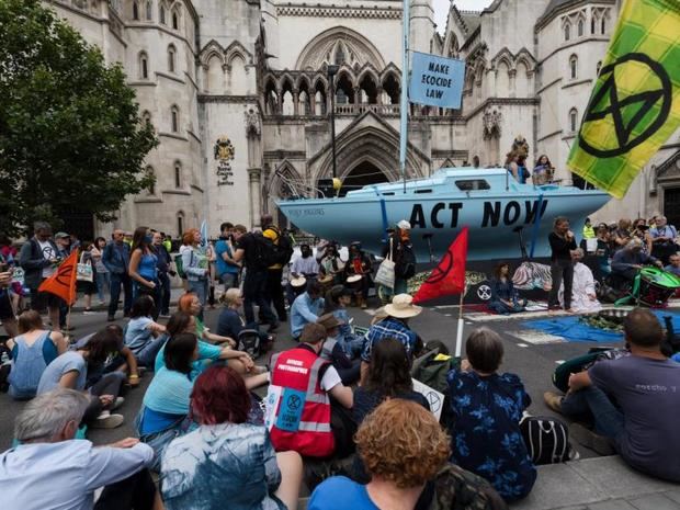 Los activistas situaron un barco azul frente al edificio del Tribunal Superior de Londres.