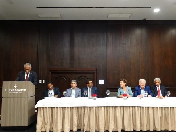 Ernesto Reyna Alcántara mientras participa en el acto de cierre del proyecto ZACK. En la mesa principal: Luis Cruz Jiminián, Francisco Flores Chang, Inocencio García, Verena Blickwede, Günter Eberz y Nelson Guillén.