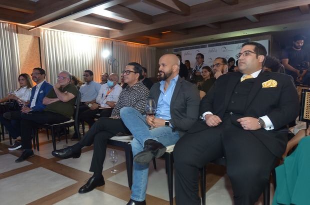 Público dominicano, integrado por talentos de cine, productores, guionistas, en el acto celebrado en un restaurante de  Santo Domingo, organizado por EGEDA Dominicana.