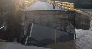 MOPC trabaja en rehabilitar un puente que colapsó en San Juan de la Maguana