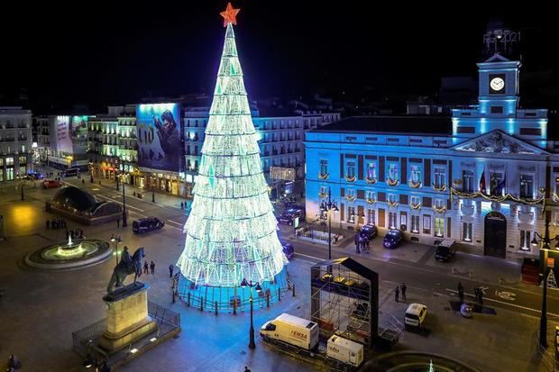 Imagen de la Puerta del Sol de Madrid hoy Miércoles, cerrada ante la prohibición de la tradicional celebración que se suceden todos los años en la víspera de las campanadas de Fin de Año. EFE/Emilio Naranjo.