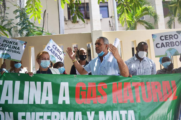 El presidente del Ayuntamiento de Baní, Leonidas Díaz, Don Yiyo, habla durante el plantón realizado durante esta mañana ante el Tribunal Superior Administrativo, TSA. Está acompañado por la concejal de Baní, Ingrid Carolina Díaz y por el presidente de la junta distrital de Catalina, Fran Matos.