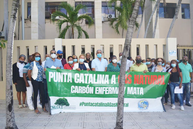 Una vista de conjunto del plantón que se celebró en la mañana de hoy ante el Tribunal Superior Administrativo, TSA, en reclamo de que ese tribunal proteja a la población de la provincia Peravia de la contaminación letal de la Central Punta Catalina.