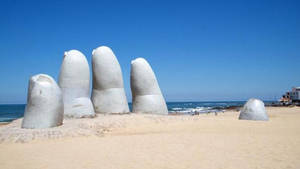 La mano gigante en Punta del Este, Uruguay, de el artista chileno Mario Irrazábal 