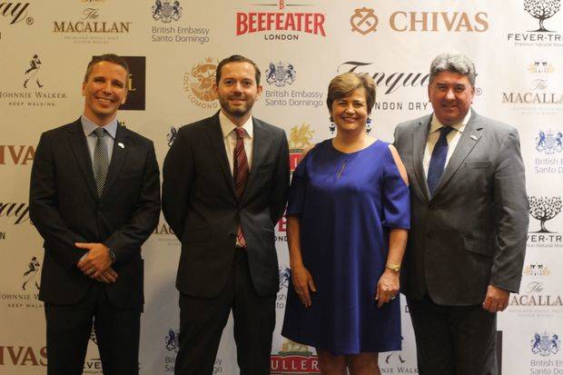  Nick Fowler, Matthew Webb, Sharon Campbell y el Embajador Chris Campbell.