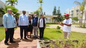 Director ejecutivo del Conape junto al Rector de la UASD y otros ffuncionarios.