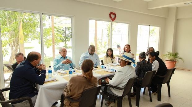 Director ejecutivo del Conape junto al Rector de la UASD y otros ffuncionarios.