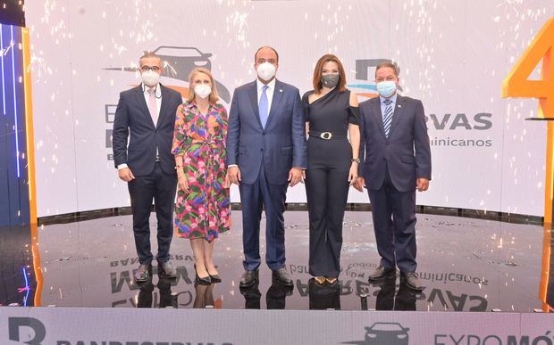 Pascal Peña, director ejecutivo de la Asociación de Concesionarios de Vehículos (ACOFAVE); Clara Reid, de Reid y Pellerano;  Samuel Pereyra, administrador general de Banreservas, Noelia García de Pereyra, y César De lo Santos, de César Motors.