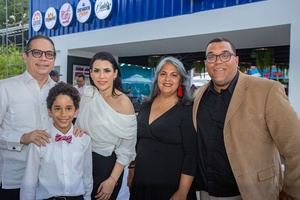 Norma Espaillat, Luis Alejandro Rodríguez, Viena de Zimbrón, Rogelio Zimbrón, Adriana Zimbrón y Valentina Zimbrón.