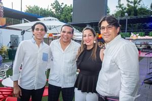 Miguel Carnizarez hijo, Jhovanny Rodríguez, Luisa Núñez y Miguel Carnizarez.