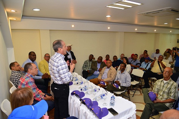 Reinaldo Pared reunido con dirigentes de Hato Mayor