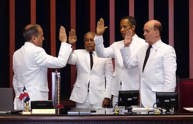 Reynaldo Pared  Perez toma el juramento a miembros del Senado.