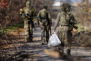 Soldados ucranianos ayer en una calle de Jersón.
