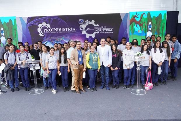 Rafael Cruz, director general del Proindustria recibe a estudiantes de distintos colegios asisten a la Feria de Proindustria,