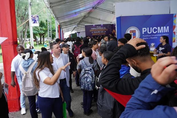 Rafael Cruz, director general del Proindustria recibe a estudiantes de distintos colegios asisten a la Feria de Proindustria,