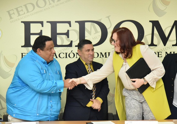 Rafael Hidalgo, presidente de Fedomu y la ministra de la Mujer, Janet Camilo, al final de la reunión.