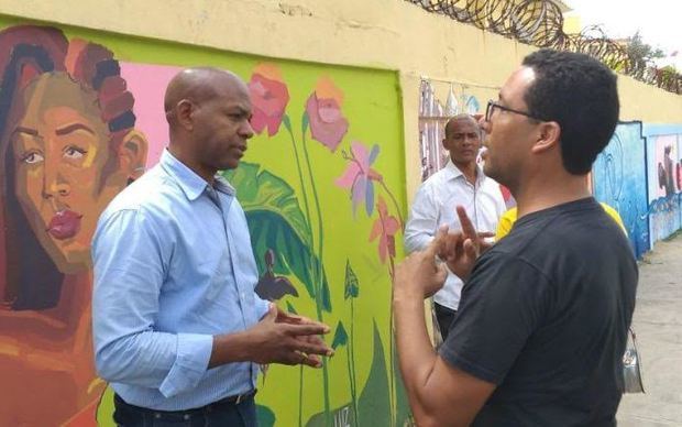 Rafael Slinger conversa con Juan Pérez precandidato alcalde.